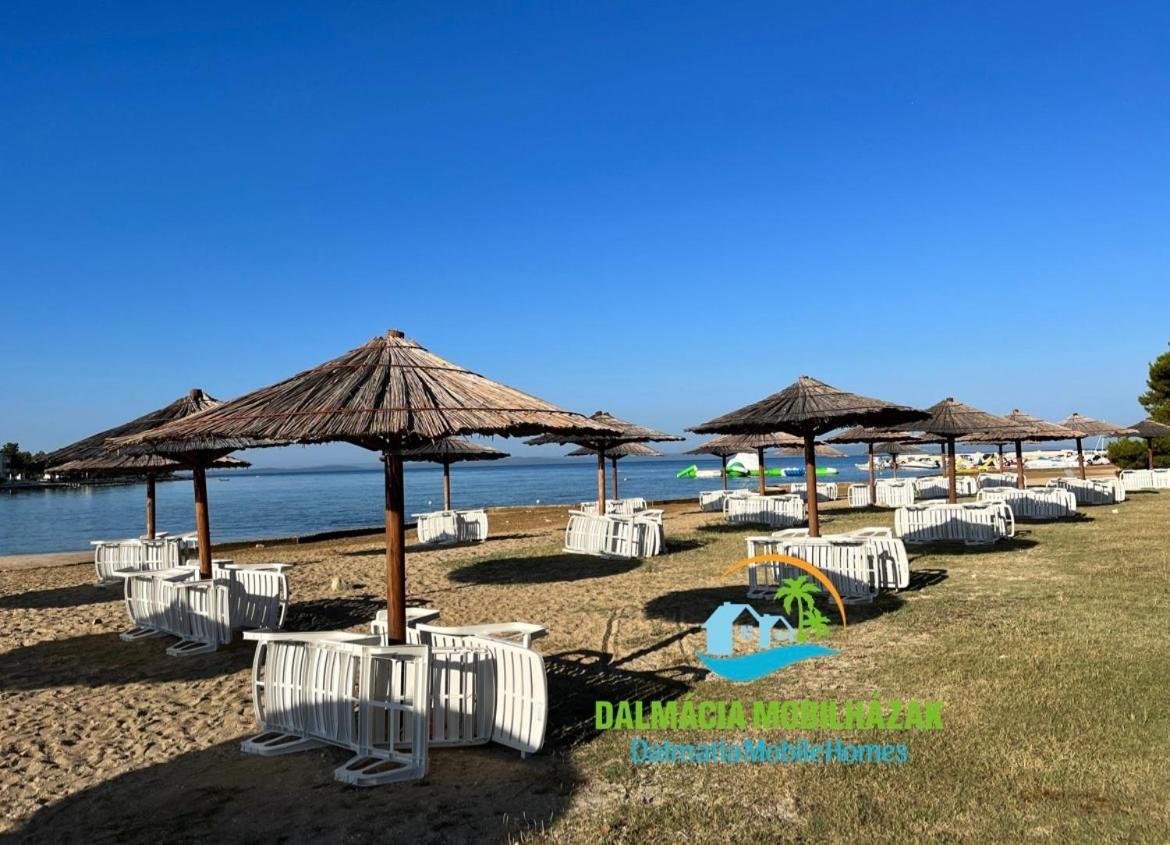 Lakokocsik A Tengerparton - Caravans At The Sandy Beach Privlaka  Exteriér fotografie